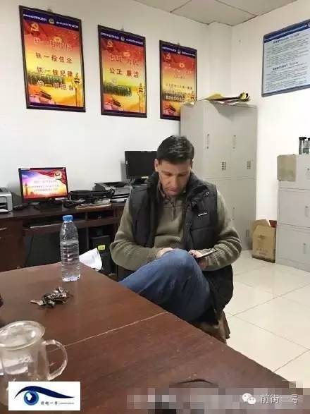 該外籍男子在派出所接受詢問(wèn)。（網(wǎng)友供圖）