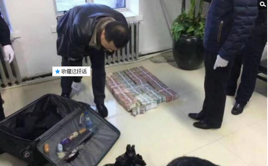 京華時報訊昨天凌晨1點左右，黑龍江省密山市一銀行金庫發(fā)生搶劫案。一名身穿迷彩服男子準(zhǔn)備劫取現(xiàn)金時被發(fā)現(xiàn)，致一名金庫值守人員死亡，隨后棄款而逃。目前，該男子尚未歸案，案件正在全力偵辦中。