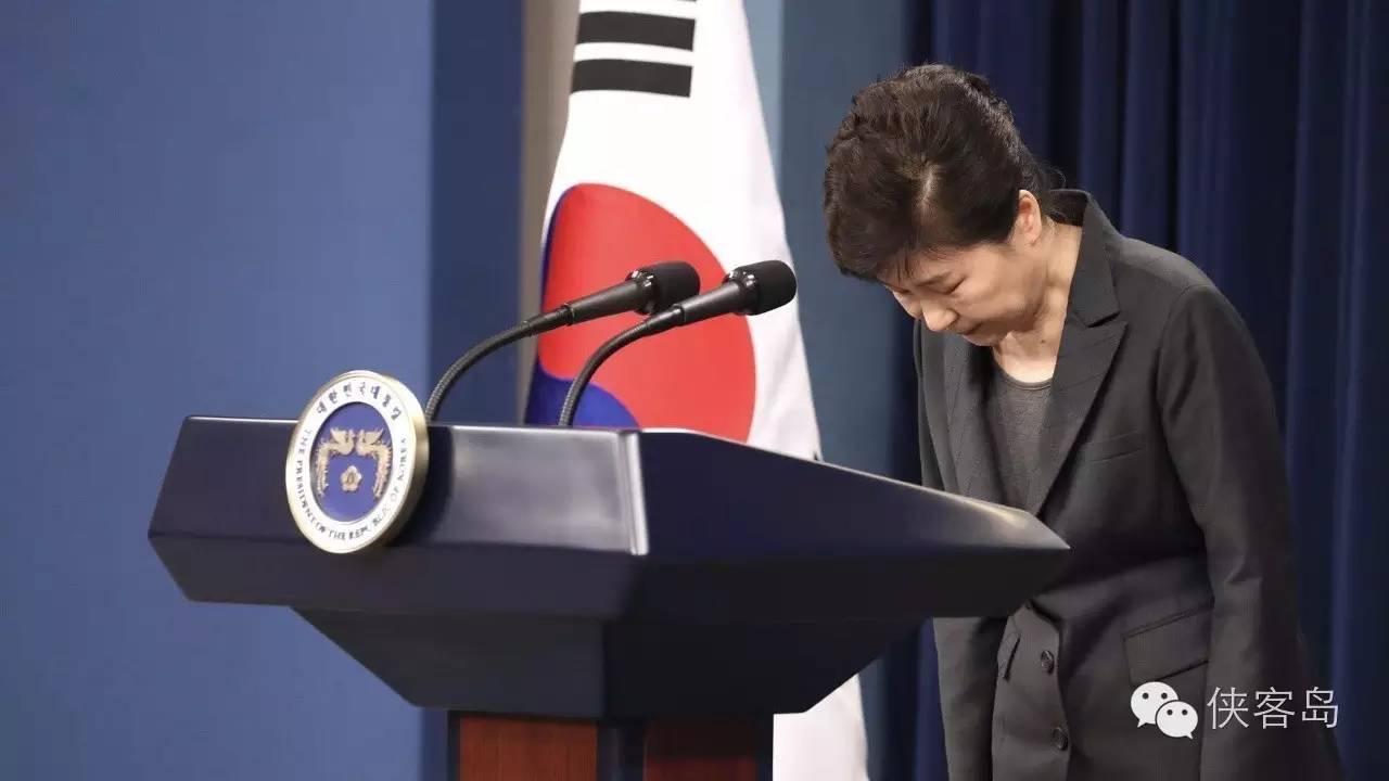 “任憑風吹浪打，我自巋然不動”，樸槿惠對于這句詩應該是心有戚戚焉。