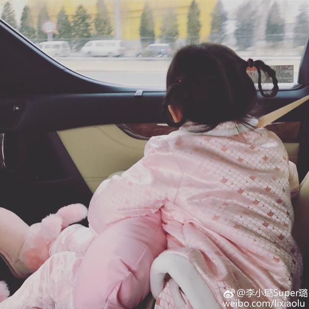 甜馨巧妙回答阿姨問話 網友:段子手已上線 甜馨巧妙回答阿姨問話 網友:段子手已上線