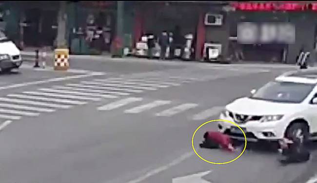 圖為小姑娘被卷進車輪下瞬間。