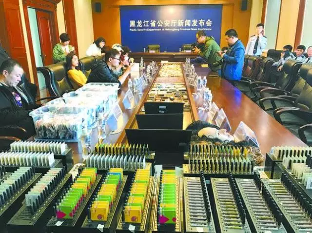 神秘土豪34歲賬上8000萬 取錢還戴人皮面具 神秘土豪34歲賬上8000萬 取錢還戴人皮面具