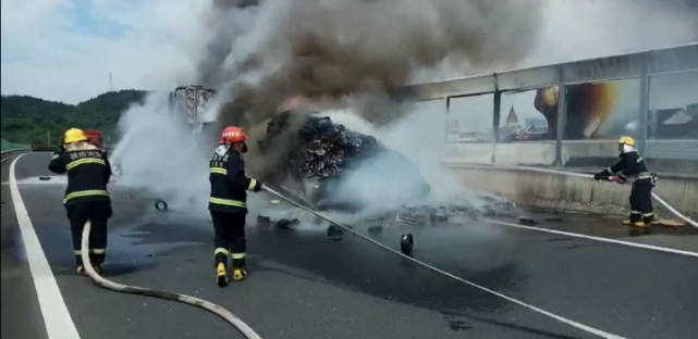 一車貨燒光 司機(jī)才知道車?yán)镉?00個(gè)滅火器 一車貨燒光 司機(jī)才知道車?yán)镉?00個(gè)滅火器