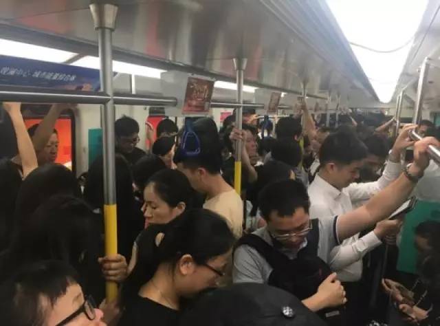 尷尬了！深圳地鐵首開女性車廂 結(jié)果塞滿男乘客