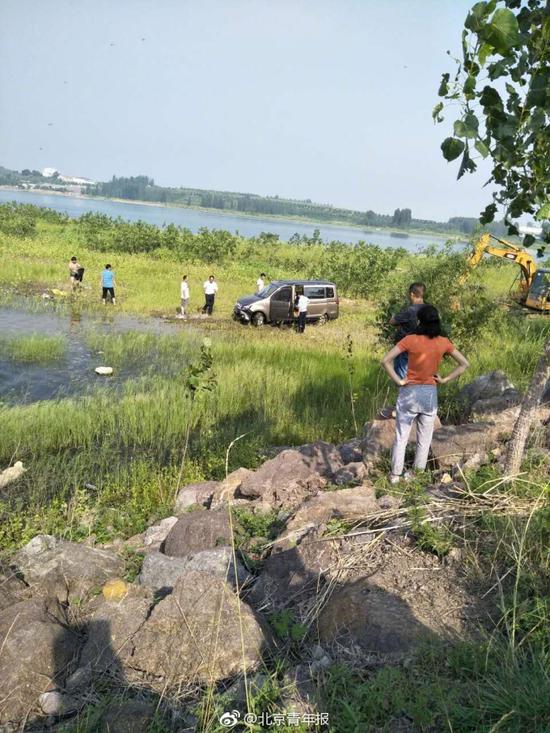 男子駕車帶5個(gè)孩子沖進(jìn)水庫溺亡 男子駕車帶5個(gè)孩子沖進(jìn)水庫溺亡