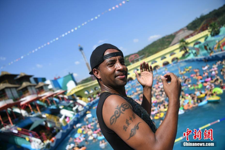 非洲小伙被重慶高溫?zé)峥?盼公司放高溫假 非洲小伙被重慶高溫?zé)峥?盼公司放高溫假