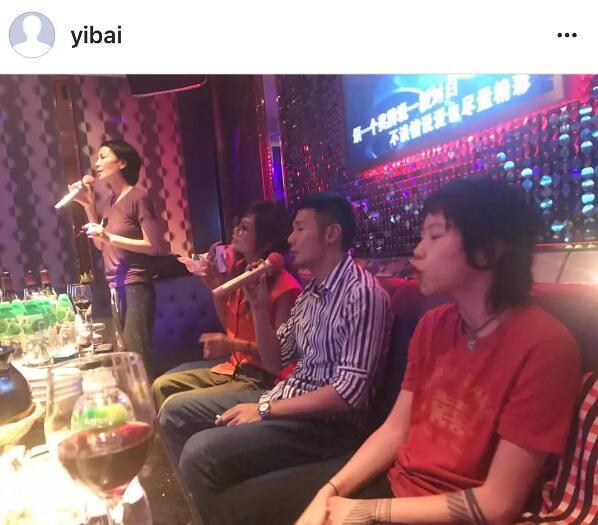 王菲母女跟李榮浩一起唱K，竇靖童的表情亮了