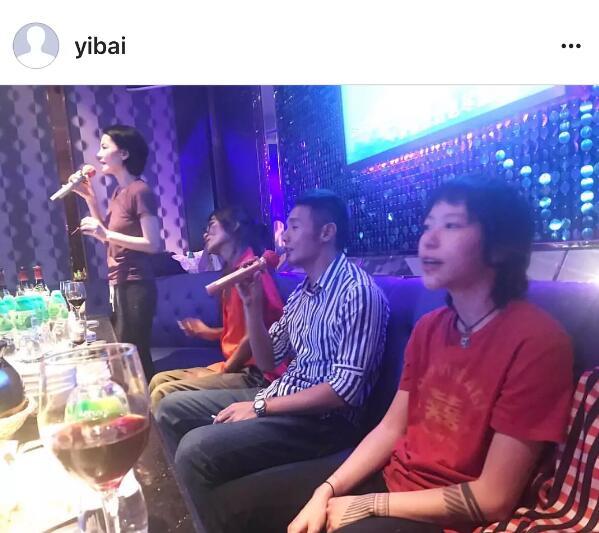 王菲母女跟李榮浩一起唱K，竇靖童的表情亮了