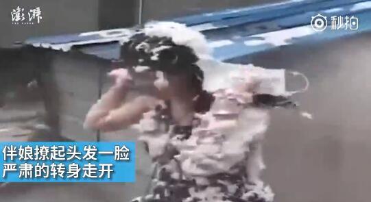 視頻中可以看到，雖然伴娘事先有穿雨衣防備，但在被伴郎團(tuán)圍攻時，雨衣被拔下，更過分的是，有人還用滅火器直接對著她的臉噴。后來伴娘好像是生氣了，撩起頭發(fā)一臉嚴(yán)肅的轉(zhuǎn)身走開。