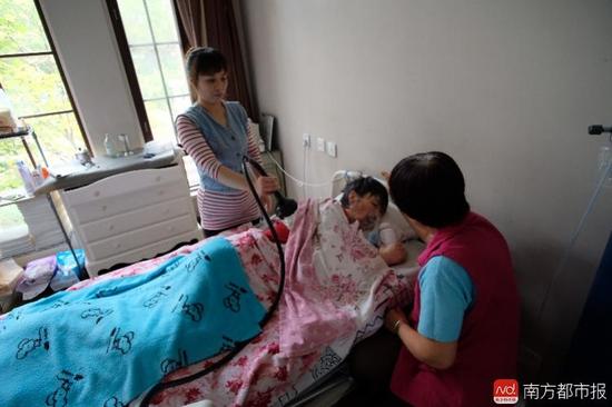 每次排痰，張津華就會癲癇發(fā)作，這是她腦部僅有的電信號。（羅逸爵 攝）