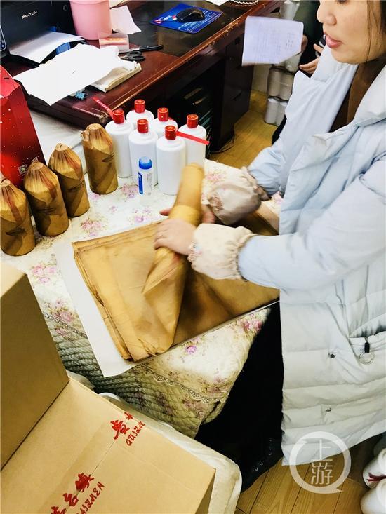 正在對(duì)白酒進(jìn)行包裝處理的經(jīng)營(yíng)戶(hù)。