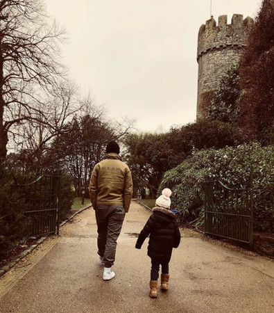 吳彥祖4歲女兒已經超過爸爸的腰