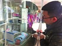 罕見(jiàn)！女子早產(chǎn)4胞胎全是女孩 最輕的僅0.7公斤