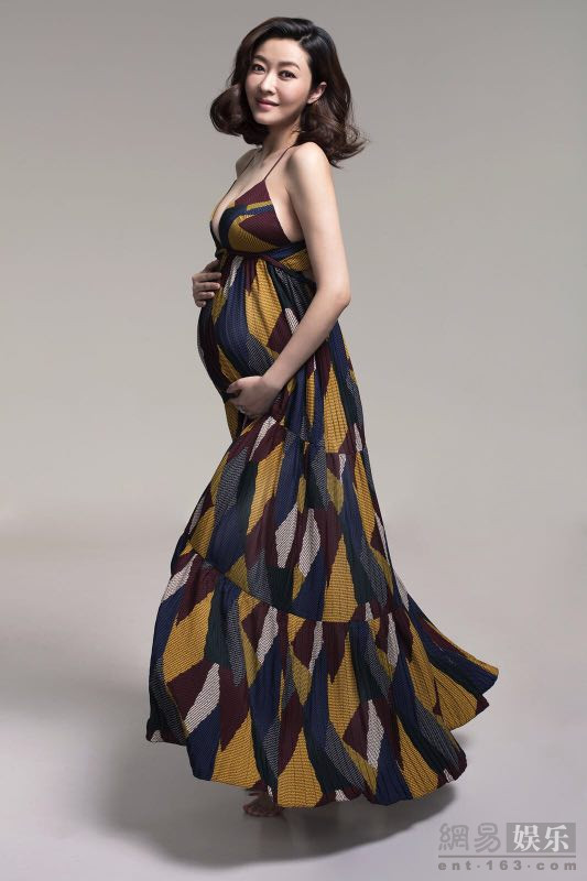 熊黛林秀恩愛大肚照 贊老公貼心:沒嫁錯(cuò)人 熊黛林秀恩愛大肚照 贊老公貼心:沒嫁錯(cuò)人