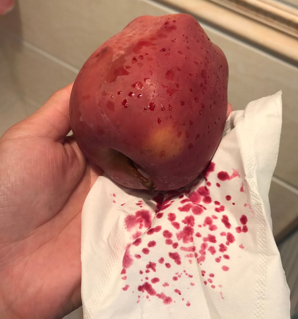 嚇懵！女子用熱水泡蘋果結(jié)果冒出血珠 咋回事？