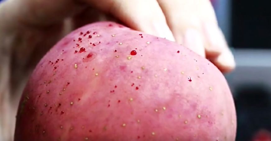 嚇懵！女子用熱水泡蘋果結(jié)果冒出血珠 咋回事？