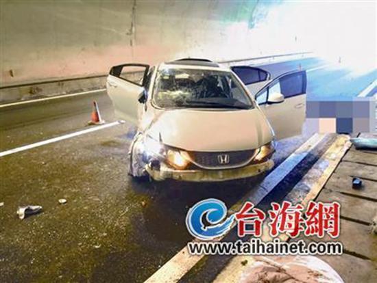 小車在龍巖高速隧道內(nèi)翻車，擋風(fēng)玻璃脫落。 臺(tái)海網(wǎng) 圖