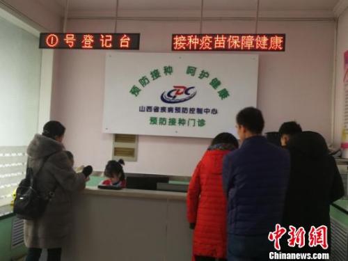 當(dāng)日，山西省疾病預(yù)防控制中心門診部擠滿了前來接種和咨詢四價宮頸癌疫苗的女性。 范麗芳 攝