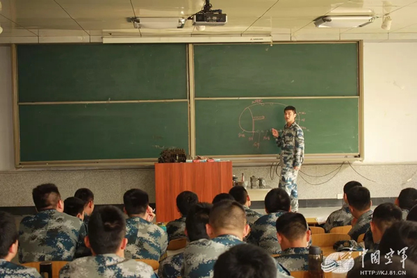 空軍找上藍(lán)翔技校聯(lián)合培訓(xùn):為的就是挖掘機(jī)