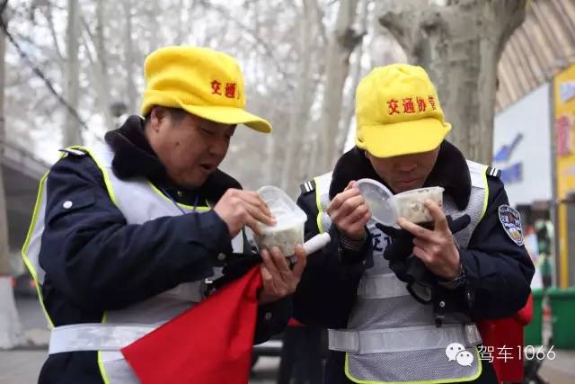 1066小分隊和志愿者來到金水路文化路，給這里執(zhí)勤的交警和協(xié)管送去暖心餃子。
