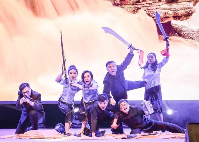 作為本場晚會的最后一個節(jié)目，《黃河大合唱》刷新你完全不一樣的體驗(yàn)。