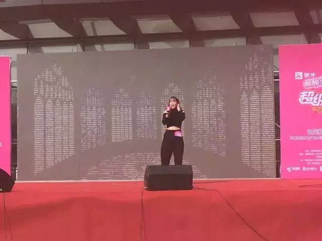 這pose一看就是在飆高音，猜猜看她唱的是哪首歌？