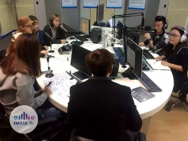 正式直播的時(shí)候，美少女們都非常認(rèn)真哦！