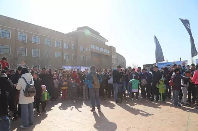 主持人胖達(dá)帶領(lǐng)魚(yú)油們進(jìn)行抽獎(jiǎng)環(huán)節(jié)，禮物大大滴呦！