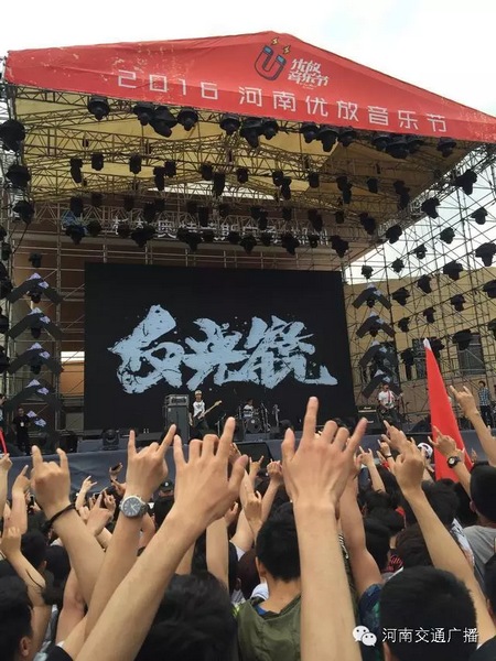 這么多朋友！默契的舉著一個(gè)手勢(shì)！