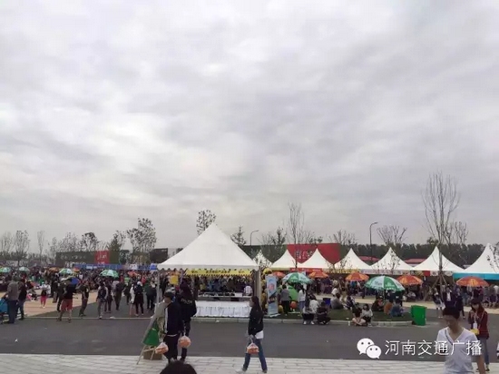 雖然天空已經(jīng)烏云密布，但大家的熱情絲毫不減！