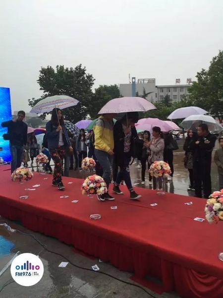 　　好友從屏幕后面走出來，他們特意從陜西、平頂山趕來為兩人送出祝福。