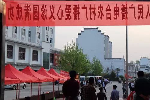 在大家的齊心努力下，終于在天黑前將第二天義診活動(dòng)場地搭建好了。