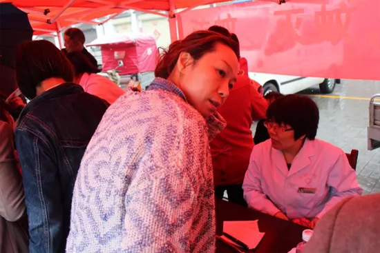 了解到有老人看病不方便，河南電臺(tái)1074綠色頻道活動(dòng)小組欒老師將醫(yī)生請(qǐng)到老人身邊，親自為她診斷。