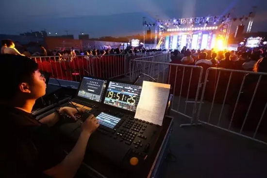 嚴(yán)謹(jǐn)?shù)囊繇懤蠋?，晚?huì)的效果全在他的控制之內(nèi)。