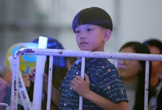 正是你們的笑容，才讓我們有了繼續(xù)前行的動(dòng)力，哪怕風(fēng)雨兼程。