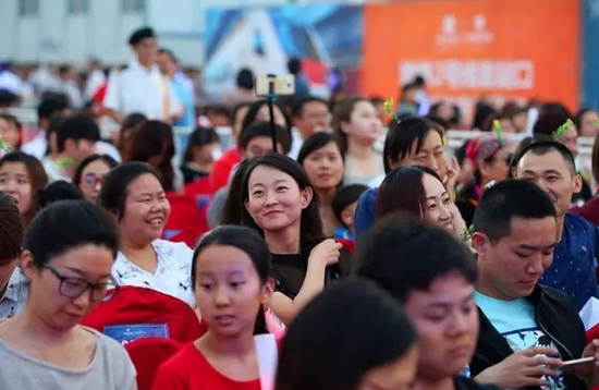 正是你們的笑容，才讓我們有了繼續(xù)前行的動(dòng)力，哪怕風(fēng)雨兼程。