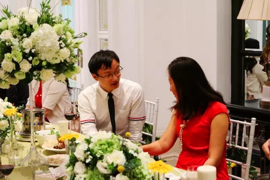 這種熱烈的氣氛，一直延續(xù)到飯桌上。