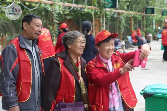 爺爺奶奶叔叔阿姨被盛運(yùn)莊園的景致吸引，紛紛拍照留影