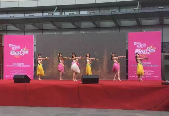 伴隨著舞蹈演員們的開場(chǎng)，比賽在上午10點(diǎn)半正式拉開序幕