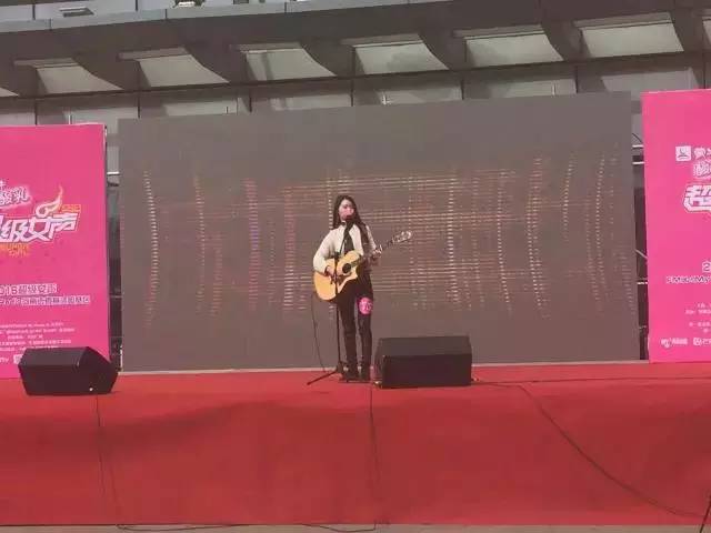 第一位自彈自唱的女生，魅力無法阻擋！