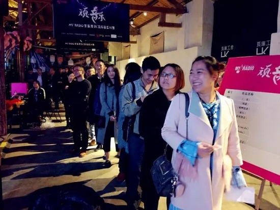 精彩的演唱后聽(tīng)眾評(píng)審團(tuán)上臺(tái)進(jìn)行投票 精彩的演唱后聽(tīng)眾評(píng)審團(tuán)上臺(tái)進(jìn)行投票