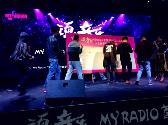 精彩的演唱后聽(tīng)眾評(píng)審團(tuán)上臺(tái)進(jìn)行投票 精彩的演唱后聽(tīng)眾評(píng)審團(tuán)上臺(tái)進(jìn)行投票