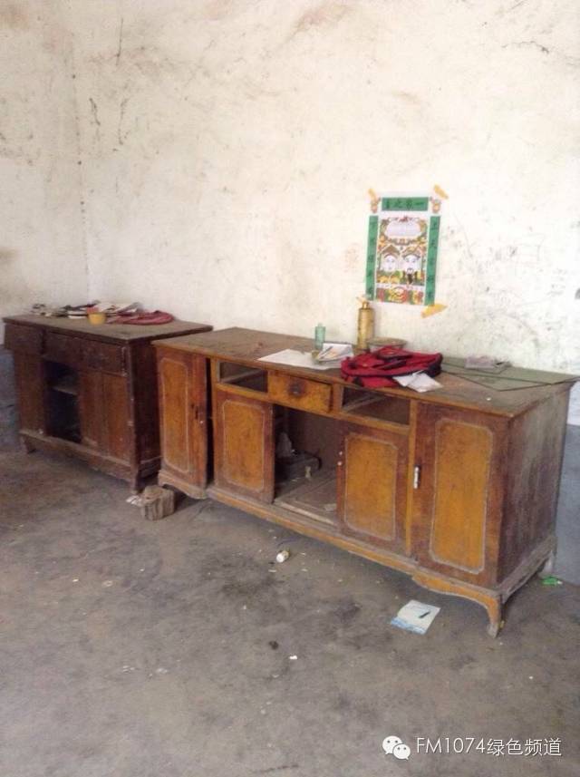 走訪另一個(gè)貧困家庭，進(jìn)去之后才知道什么是真正的一貧如洗、家徒四壁。