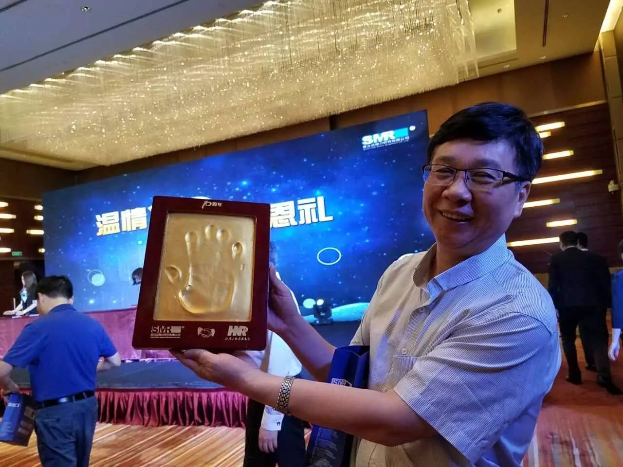 河南電臺副總編輯，宣傳協(xié)調(diào)中心主任高鐵軍先生代表河南廣播電視臺為慶賀賽立信成立20周年送上“手印”圖