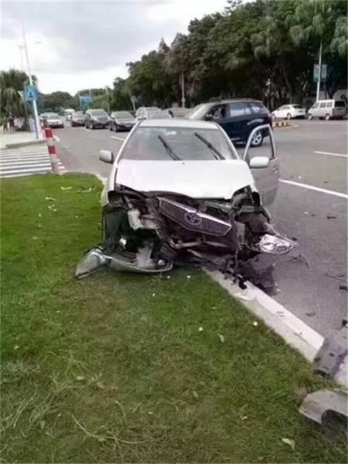 400萬(wàn)法拉利撞成廢鐵 車主淡定自拍合影