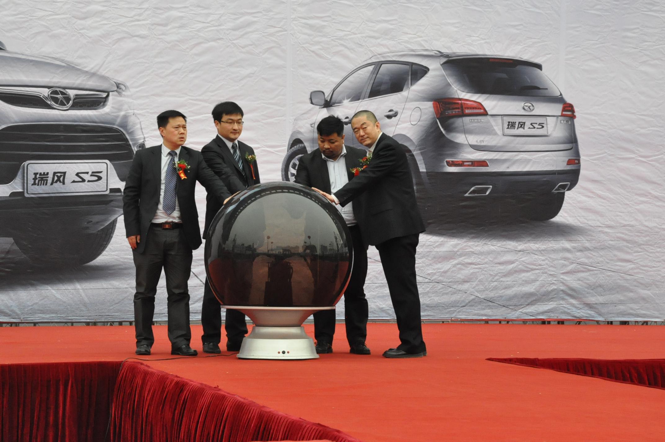 廠家和經(jīng)銷商領(lǐng)導(dǎo)共同為新車揭幕 廠家和經(jīng)銷商領(lǐng)導(dǎo)共同為新車揭幕
