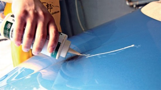 在正式拋光前先將研磨劑涂在劃痕處 在正式拋光前先將研磨劑涂在劃痕處