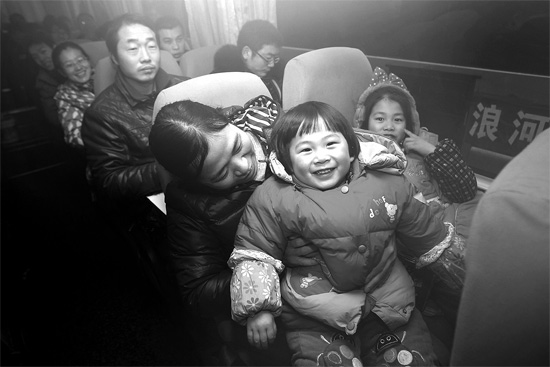 坐上愛心大巴，乘客滿臉喜悅