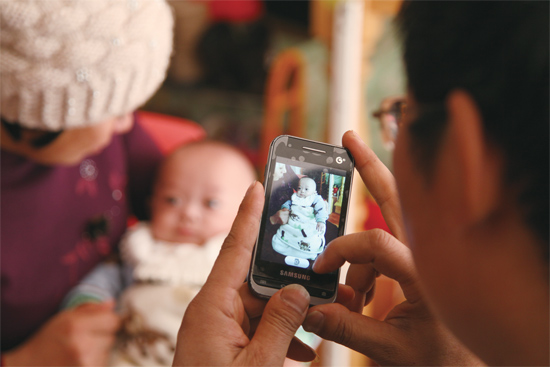 拍幾張照片，帶回去給孩子的爺爺奶奶看