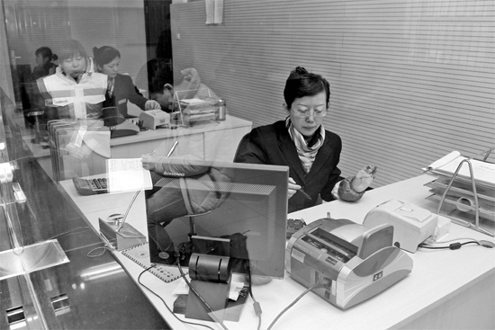 2月16日，鄭州市自來水總公司鄭東新區(qū)一營業(yè)廳，柜臺內(nèi)工作人員正在為市民辦理業(yè)務(wù)